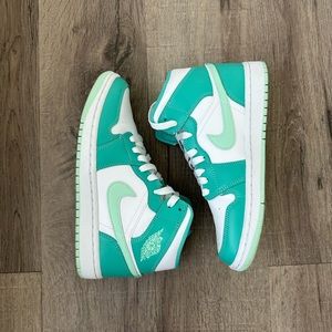 Air Jordan 1 Mid in Washed Teal/White/Mint
Foam